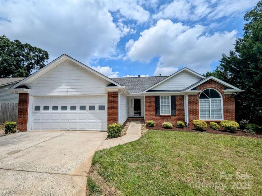 4002 Beaverbrook Drive, Indian Trail, NC 28079.  MLS# CAR4279399, YatesRealty ID 26383. Welcome to 4002 Beaverbrook