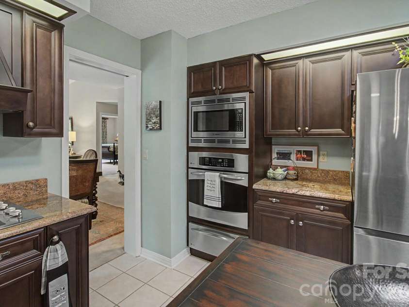16 Clubside Drive, Asheville, NC 28804.  MLS# CAR4386768, YatesRealty ID 26384. Expertly Designed Chef’s Kitchen