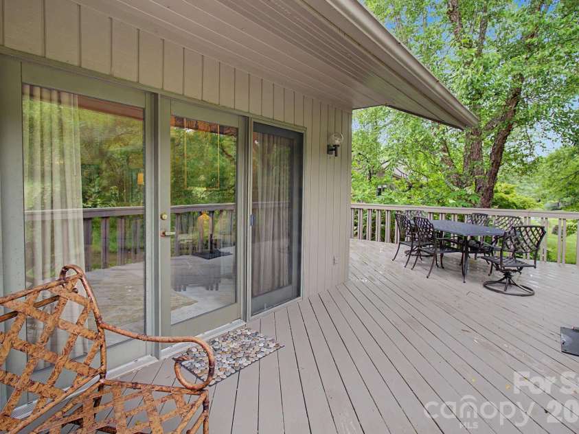 16 Clubside Drive, Asheville, NC 28804.  MLS# CAR4386768, YatesRealty ID 26384. Multiple Seating Options