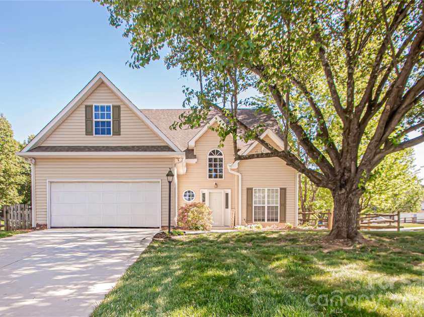 1621 Mountain Ashe Court, Matthews, NC 28105.  MLS# CAR4385582, YatesRealty ID 26387. 