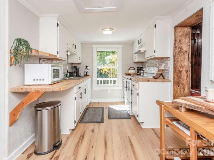 284 Grady Winkler Road, Boone, NC 28607.  MLS# CAR4397278, YatesRealty ID 26388. 