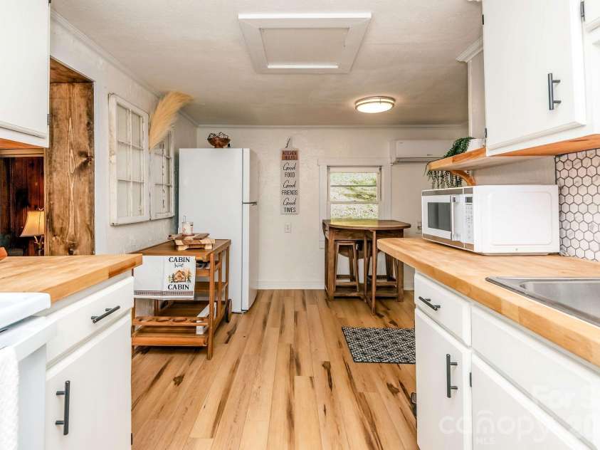 284 Grady Winkler Road, Boone, NC 28607.  MLS# CAR4397278, YatesRealty ID 26388. 