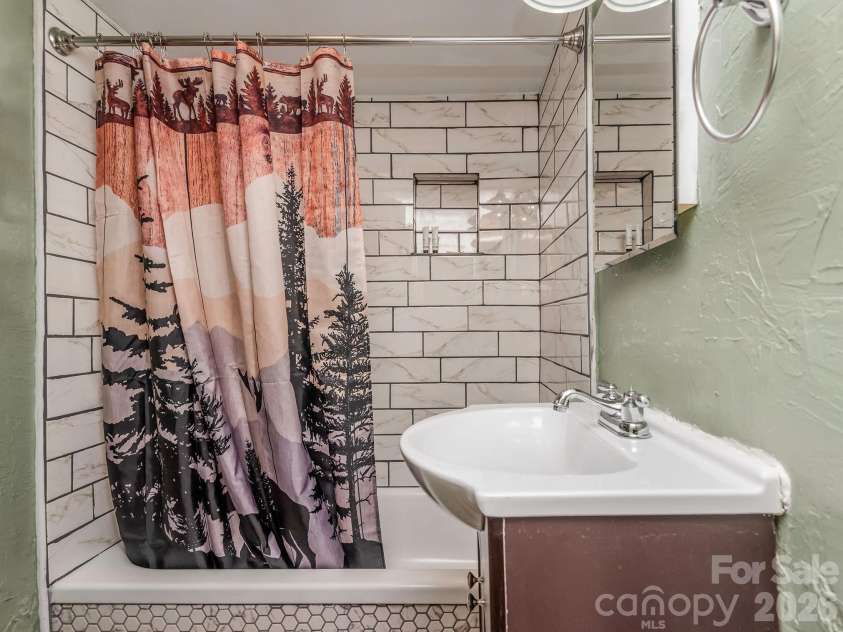 284 Grady Winkler Road, Boone, NC 28607.  MLS# CAR4397278, YatesRealty ID 26388. 