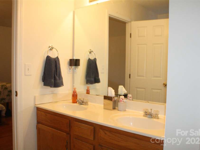 107 Prestwick Court, Salisbury, NC 28146.  MLS# CAR4314400, YatesRealty ID 2639. Primary bath