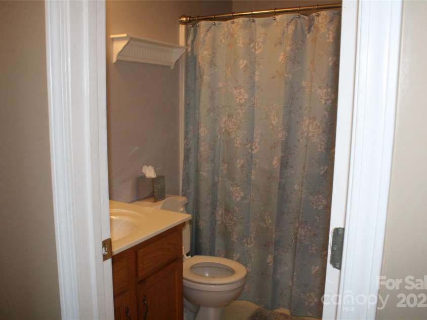107 Prestwick Court, Salisbury, NC 28146.  MLS# CAR4314400, YatesRealty ID 2639. Secondary full bathroom
