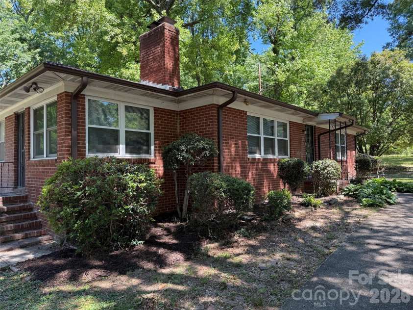 1662 Browns Avenue, Charlotte, NC 28208.  MLS# CAR4385030, YatesRealty ID 26393. 