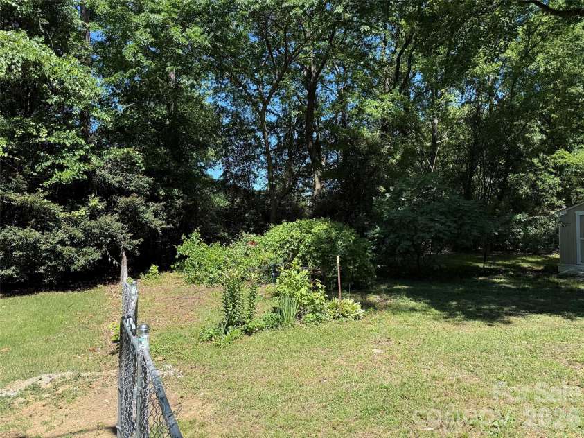 1662 Browns Avenue, Charlotte, NC 28208.  MLS# CAR4385030, YatesRealty ID 26393. Rear yard