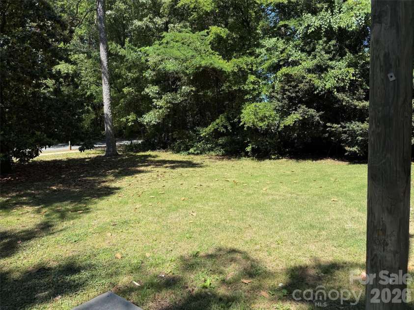 1662 Browns Avenue, Charlotte, NC 28208.  MLS# CAR4385030, YatesRealty ID 26393. Side yard