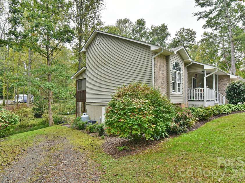 145 Fox Glen Drive, Arden, NC 28704.  MLS# CAR4134713, YatesRealty ID 26394. 