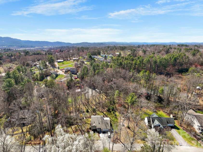 145 Fox Glen Drive, Arden, NC 28704.  MLS# CAR4134713, YatesRealty ID 26394. 