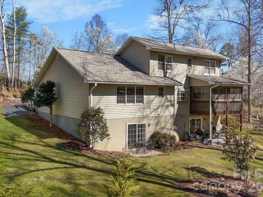 145 Fox Glen Drive, Arden, NC 28704.  MLS# CAR4134713, YatesRealty ID 26394. 