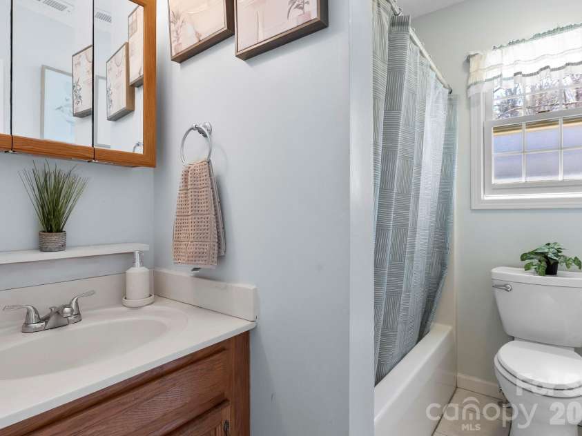 145 Fox Glen Drive, Arden, NC 28704.  MLS# CAR4134713, YatesRealty ID 26394. Full bathroom between 2 guest bedrooms on upper level