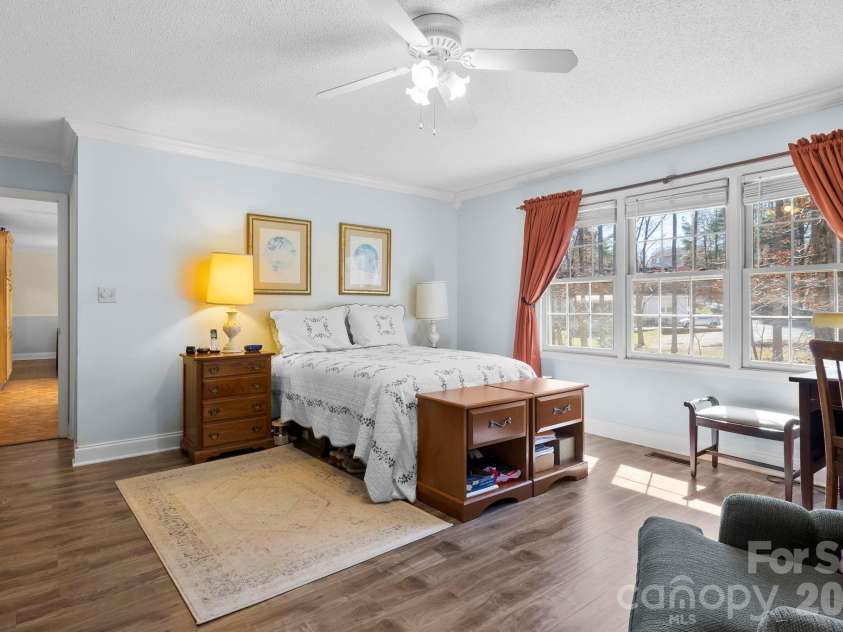 145 Fox Glen Drive, Arden, NC 28704.  MLS# CAR4134713, YatesRealty ID 26394. Spacious primary bedroom on main level with