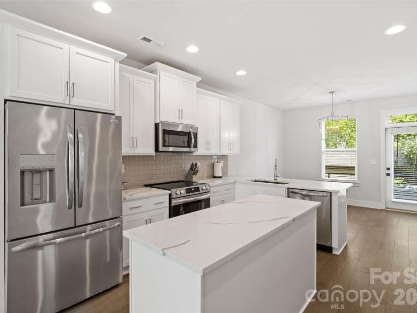5040 York Park Lane, Charlotte, NC 28217.  MLS# CAR4375245, YatesRealty ID 26395. Kitchen