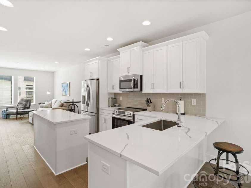 5040 York Park Lane, Charlotte, NC 28217.  MLS# CAR4375245, YatesRealty ID 26395. Kitchen