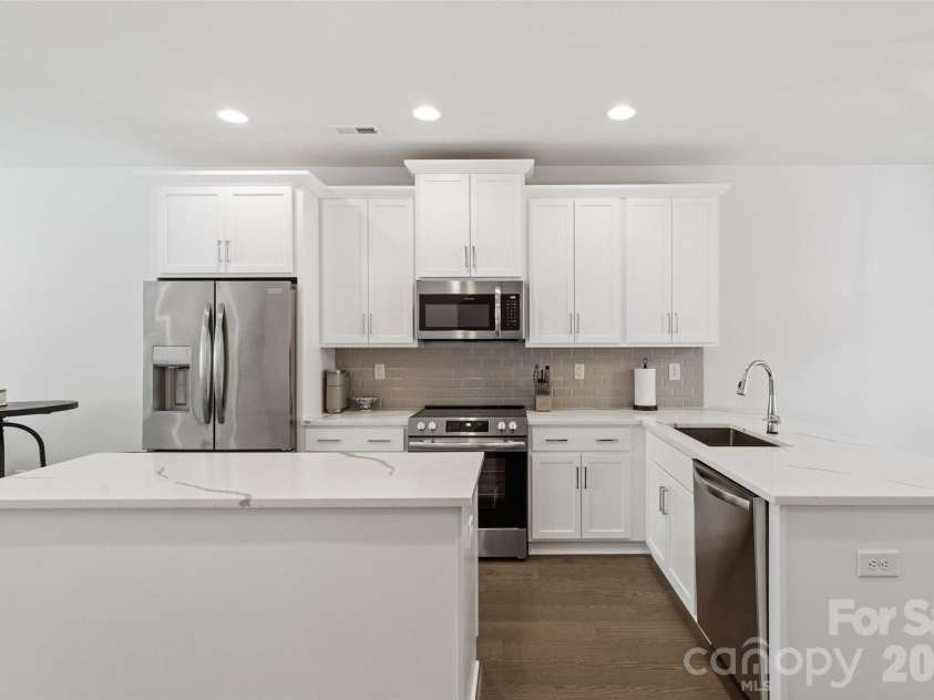5040 York Park Lane, Charlotte, NC 28217.  MLS# CAR4375245, YatesRealty ID 26395. Kitchen