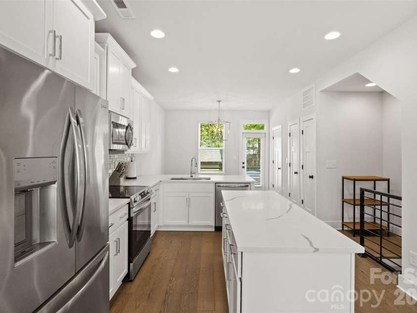 5040 York Park Lane, Charlotte, NC 28217.  MLS# CAR4375245, YatesRealty ID 26395. Kitchen
