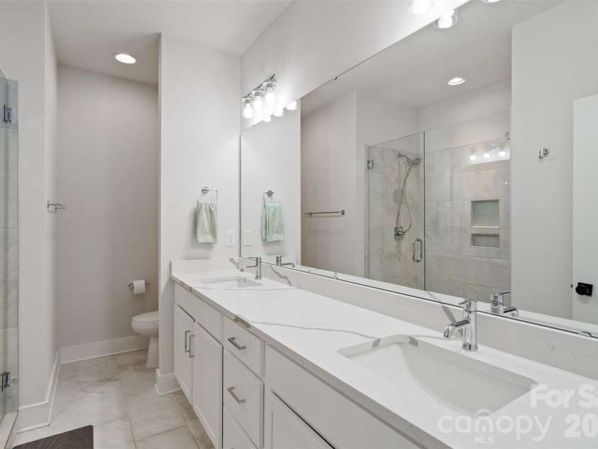 5040 York Park Lane, Charlotte, NC 28217.  MLS# CAR4375245, YatesRealty ID 26395. Primary Bath
