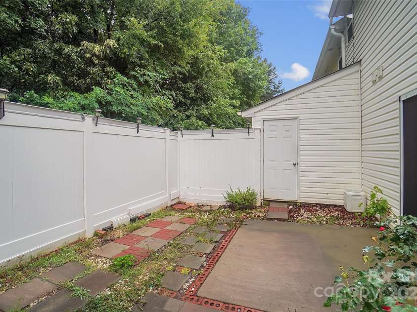 5237 Ficus Tree Lane, Charlotte, NC 28215.  MLS# CAR4288563, YatesRealty ID 26397. 