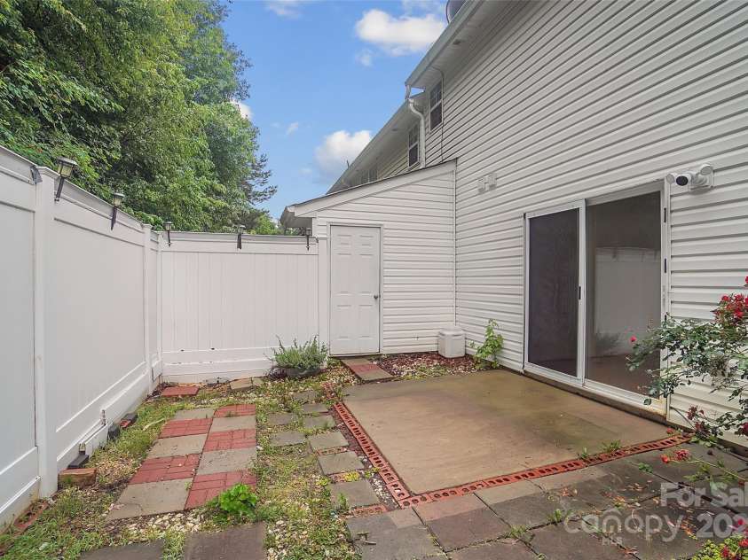 5237 Ficus Tree Lane, Charlotte, NC 28215.  MLS# CAR4288563, YatesRealty ID 26397. 