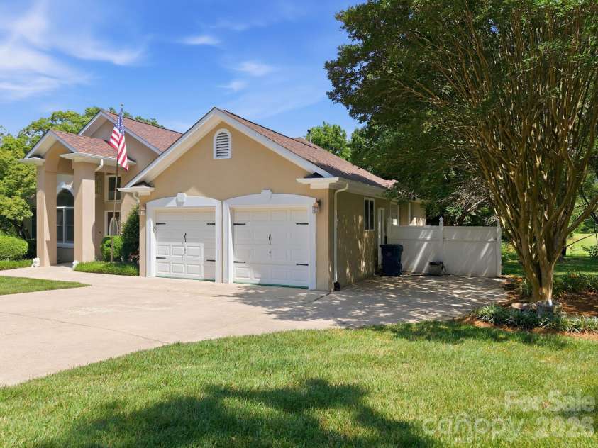 20127 Chapel Point Lane, Cornelius, NC 28031.  MLS# CAR4387652, YatesRealty ID 26399. 
