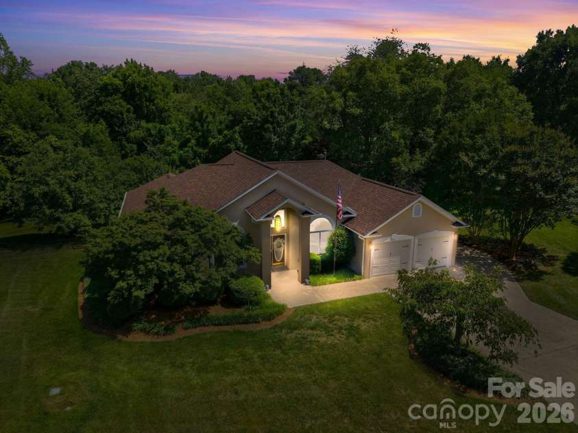 20127 Chapel Point Lane, Cornelius, NC 28031.  MLS# CAR4387652, YatesRealty ID 26399. 