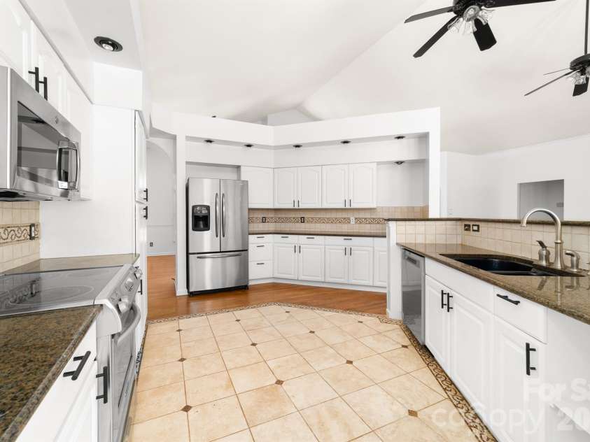20127 Chapel Point Lane, Cornelius, NC 28031.  MLS# CAR4423446, YatesRealty ID 26399. 