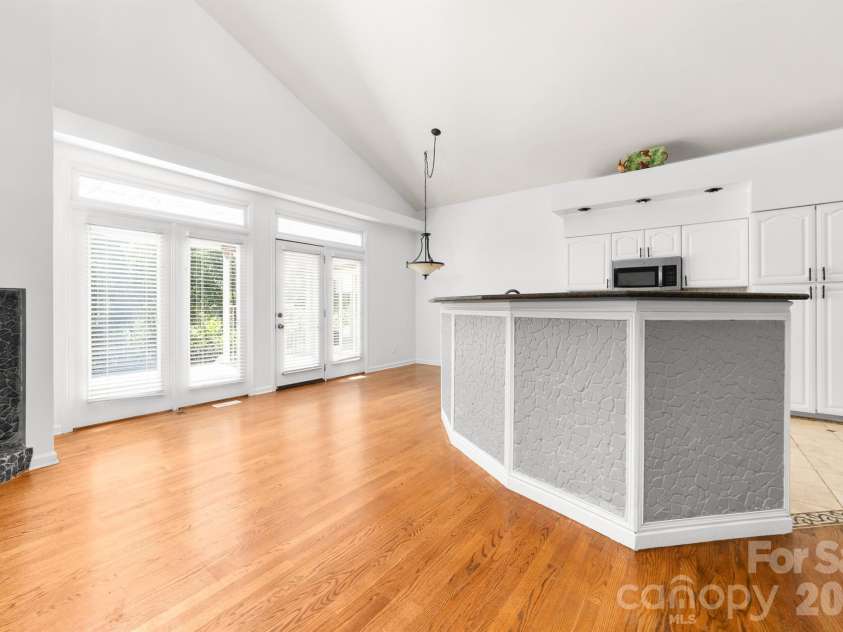 20127 Chapel Point Lane, Cornelius, NC 28031.  MLS# CAR4423446, YatesRealty ID 26399. Breakfast Nook
