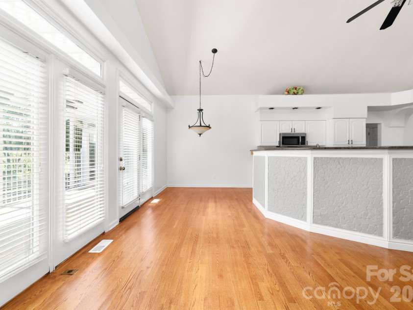 20127 Chapel Point Lane, Cornelius, NC 28031.  MLS# CAR4423446, YatesRealty ID 26399. Breakfast Nook
