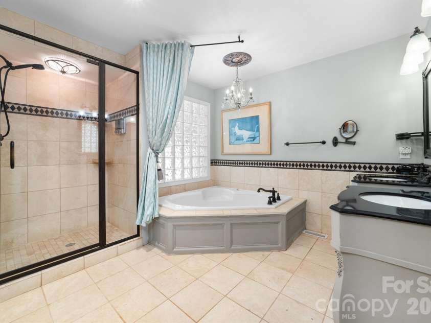 20127 Chapel Point Lane, Cornelius, NC 28031.  MLS# CAR4423446, YatesRealty ID 26399. Primary Ensuite