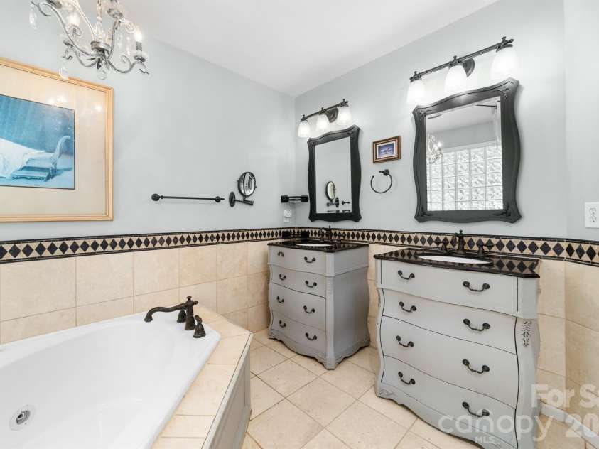 20127 Chapel Point Lane, Cornelius, NC 28031.  MLS# CAR4423446, YatesRealty ID 26399. Primary Ensuite