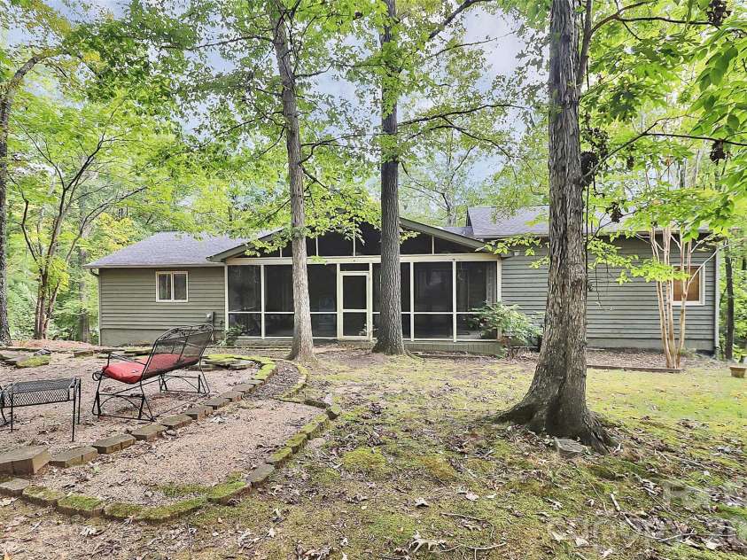 16 Woodvine Lane, Clover, SC 29710.  MLS# CAR4303329, YatesRealty ID 2640. 