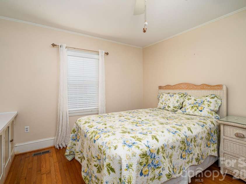 414 Elizabeth Street, Gastonia, NC 28054.  MLS# CAR4387556, YatesRealty ID 26400. 