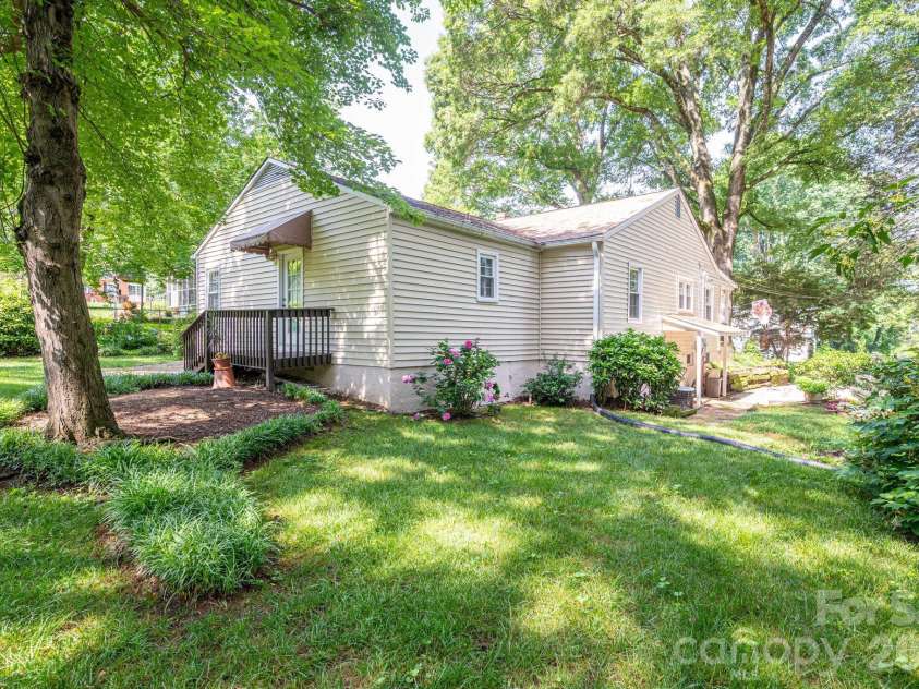 414 Elizabeth Street, Gastonia, NC 28054.  MLS# CAR4387556, YatesRealty ID 26400. 