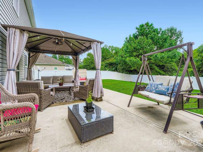 10920 Dapple Grey Lane, Charlotte, NC 28213.  MLS# CAR4277873, YatesRealty ID 26406. 