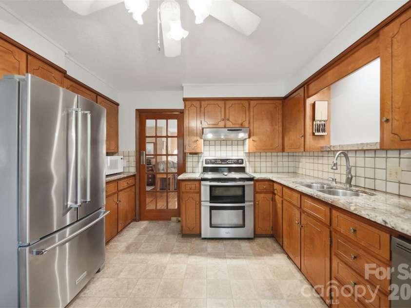 104 Laurelwood Drive, Morganton, NC 28655.  MLS# CAR4387339, YatesRealty ID 26408. 
