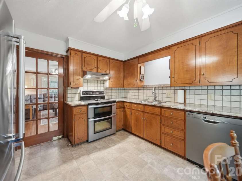 104 Laurelwood Drive, Morganton, NC 28655.  MLS# CAR4387339, YatesRealty ID 26408. 