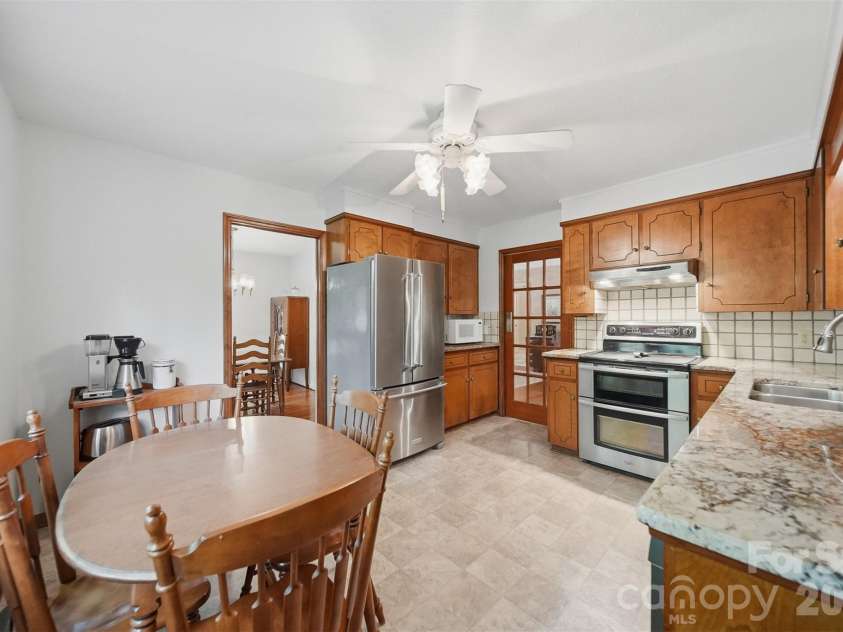 104 Laurelwood Drive, Morganton, NC 28655.  MLS# CAR4387339, YatesRealty ID 26408. 