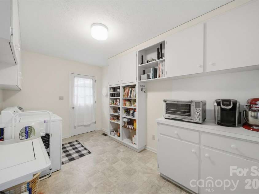 104 Laurelwood Drive, Morganton, NC 28655.  MLS# CAR4387339, YatesRealty ID 26408. 