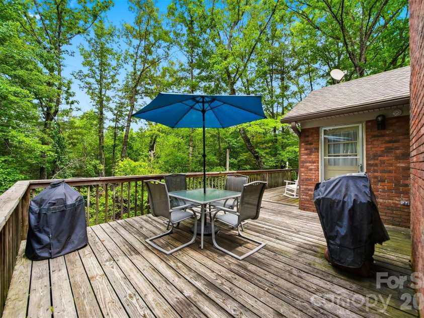 104 Laurelwood Drive, Morganton, NC 28655.  MLS# CAR4387339, YatesRealty ID 26408. 