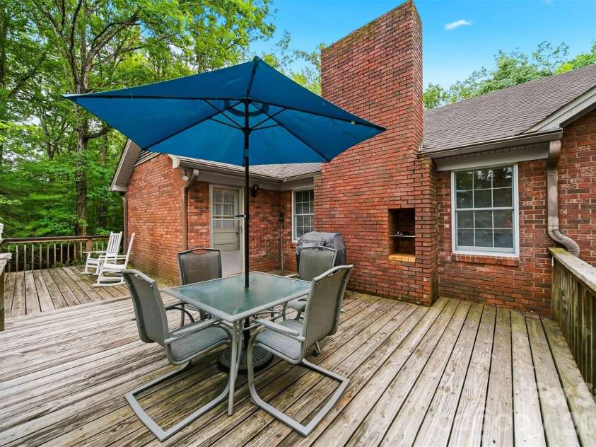 104 Laurelwood Drive, Morganton, NC 28655.  MLS# CAR4387339, YatesRealty ID 26408. 