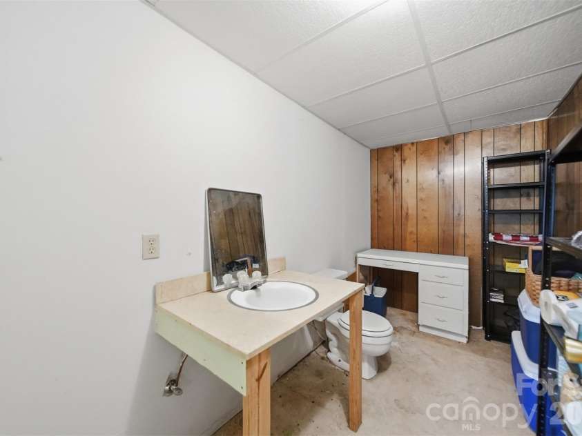104 Laurelwood Drive, Morganton, NC 28655.  MLS# CAR4387339, YatesRealty ID 26408. 