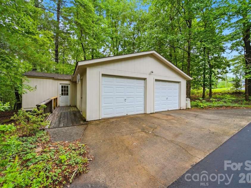 104 Laurelwood Drive, Morganton, NC 28655.  MLS# CAR4387339, YatesRealty ID 26408. 