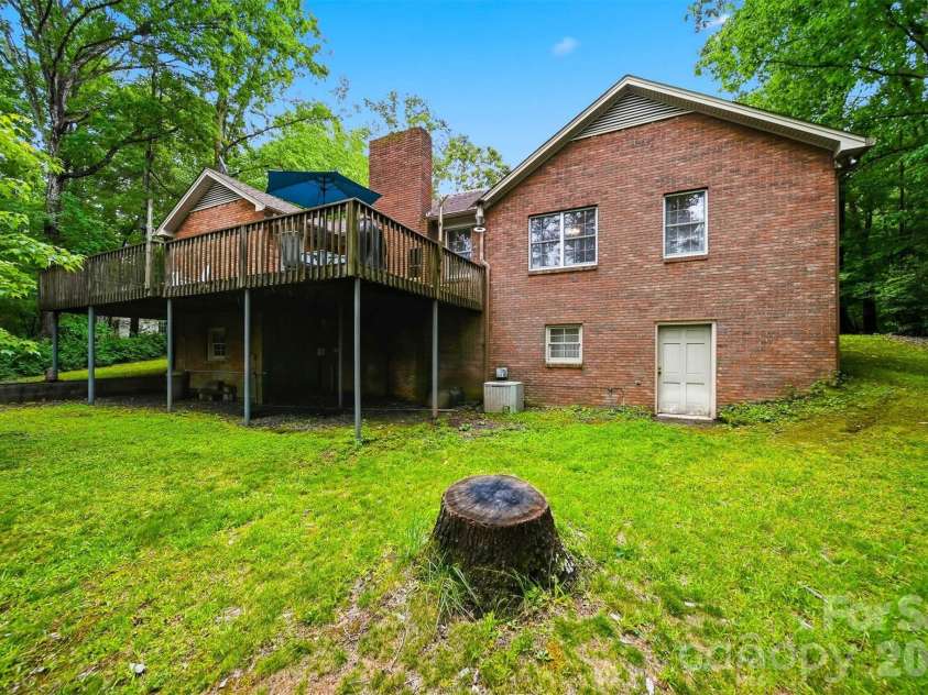 104 Laurelwood Drive, Morganton, NC 28655.  MLS# CAR4387339, YatesRealty ID 26408. 