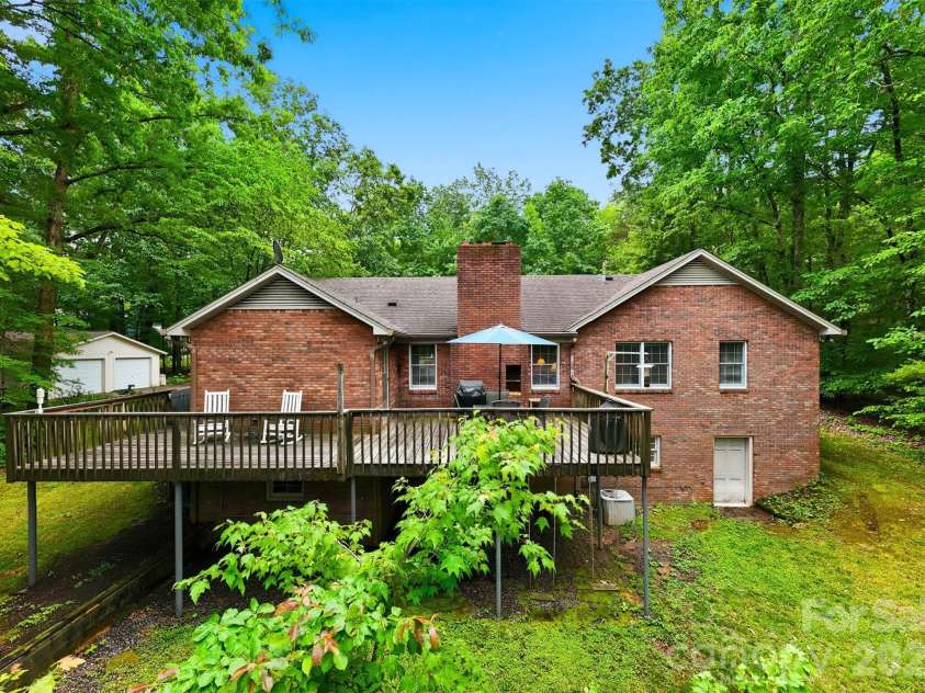 104 Laurelwood Drive, Morganton, NC 28655.  MLS# CAR4387339, YatesRealty ID 26408. 