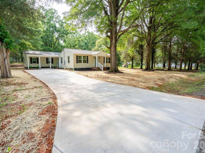 185 Garden Lane, Salisbury, NC 28146.  MLS# CAR4387378, YatesRealty ID 26409. 