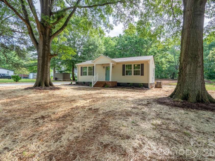 185 Garden Lane, Salisbury, NC 28146.  MLS# CAR4387378, YatesRealty ID 26409. 