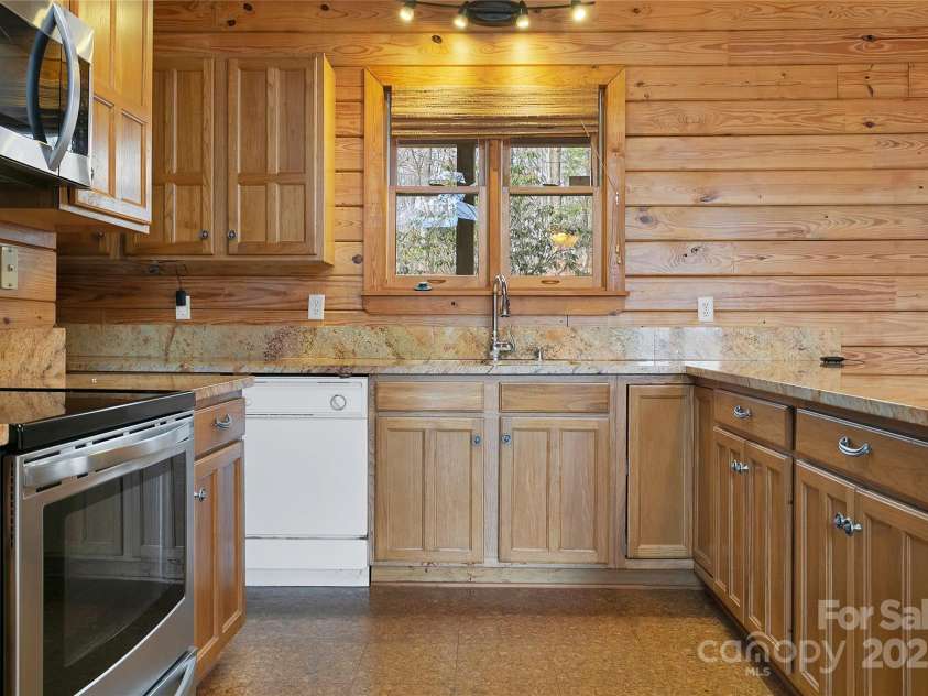 42 Tsitsi Court, Brevard, NC 28712.  MLS# CAR4326496, YatesRealty ID 2641. 