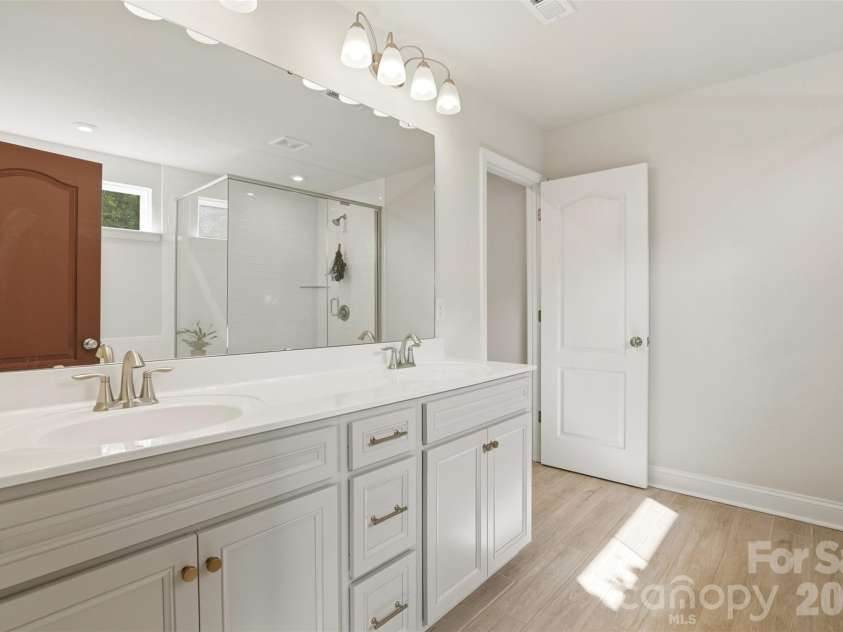 11511 Oakhampton Way, Matthews, NC 28105.  MLS# CAR4386647, YatesRealty ID 26414. 