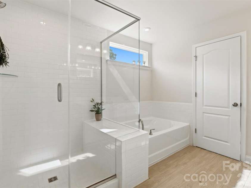 11511 Oakhampton Way, Matthews, NC 28105.  MLS# CAR4386647, YatesRealty ID 26414. 